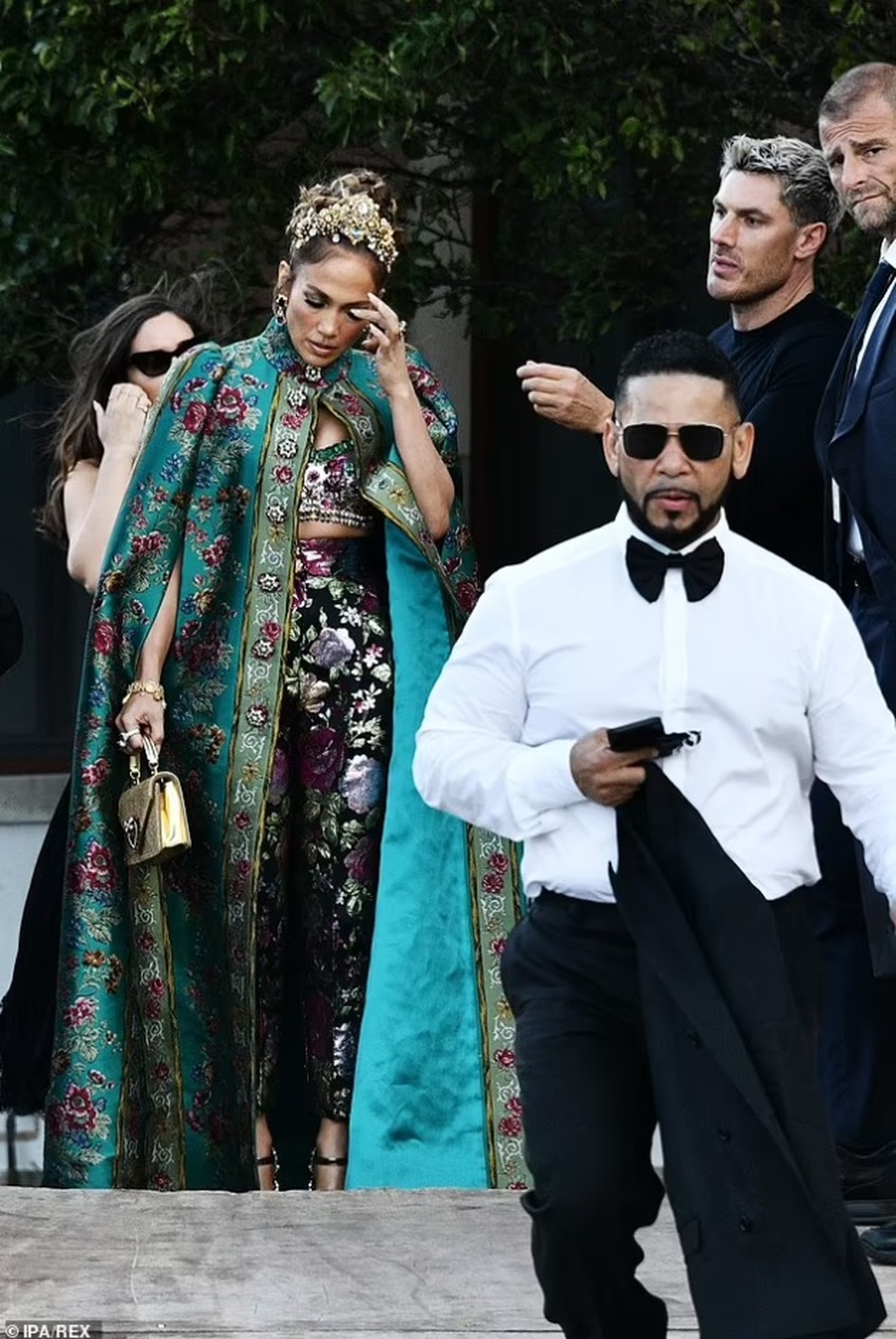 Lên đồ đi dự sự kiện, Jennifer Lopez kém sang vì một chi tiết bất cẩn - 3 Lên đồ đi dự sự kiện, Jennifer Lopez kém sang vì một chi tiết bất cẩn - 3