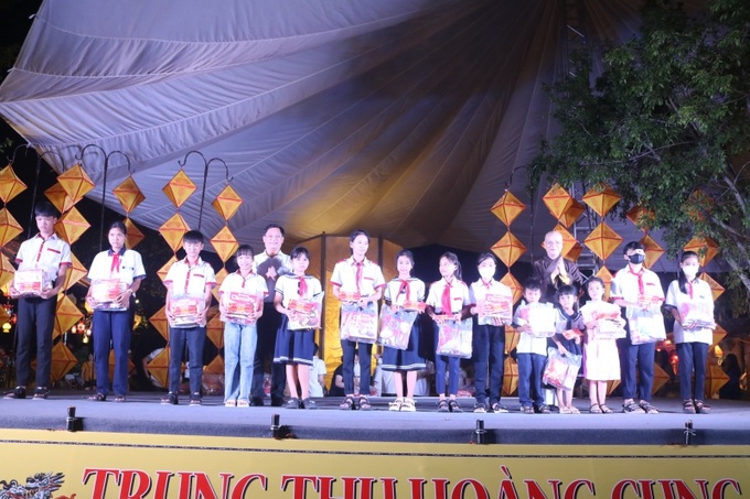 Lãnh đạo tỉnh Thừa Thiên Huế và các nhà hảo tâm trao tặng học bổng cho các em học sinh nghèo vượt khó