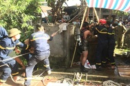 1 giờ chật vật trục vớt thi thể 2 bố con tử vong dưới giếng