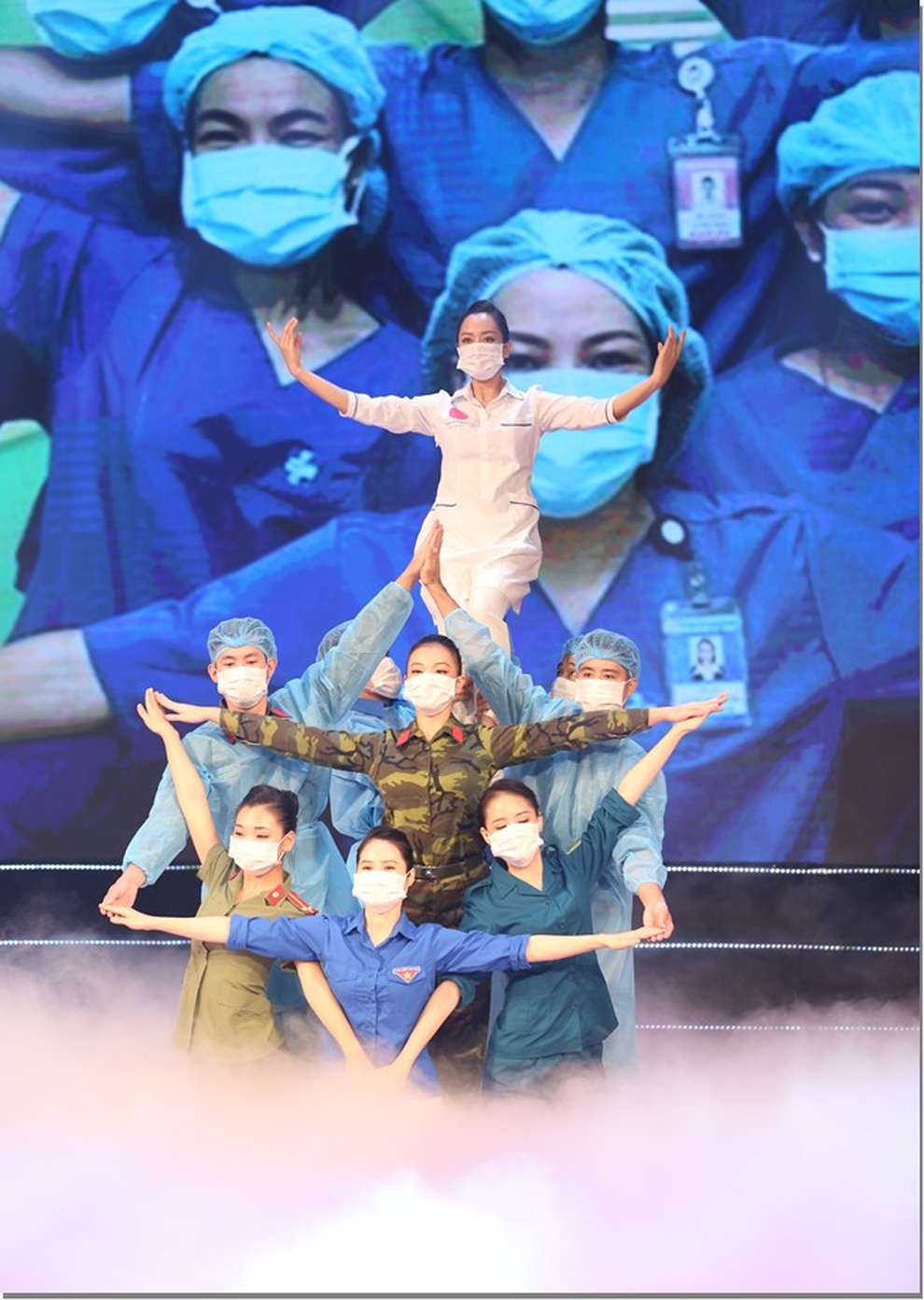 12 năm chặng đường tìm kiếm Những tấm gương bình dị mà cao quý - 4 12 năm chặng đường tìm kiếm Những tấm gương bình dị mà cao quý - 4