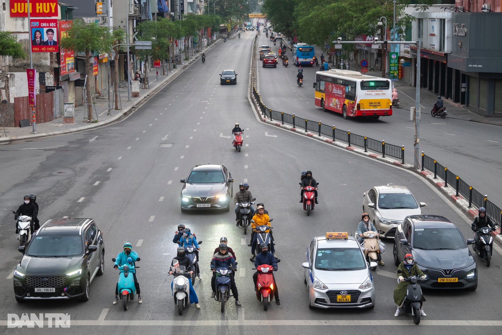 Giao thông Hà Nội thông thoáng, người dân thảnh thơi đi sắm Tết - 9 Giao thông Hà Nội thông thoáng, người dân thảnh thơi đi sắm Tết - 9
