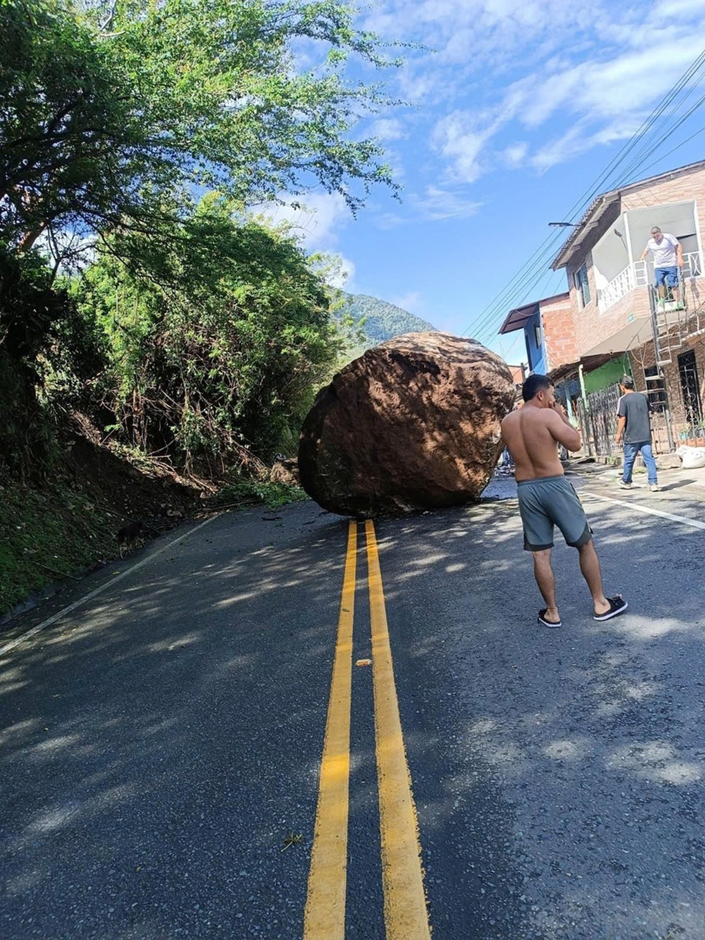 Tảng đá khổng lồ lao xuống đường nghiền nát xe máy, tài xế thoát chết - 2 Tảng đá khổng lồ lao xuống đường nghiền nát xe máy, tài xế thoát chết - 2