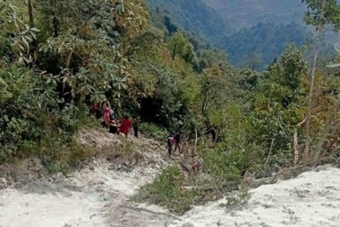 Xe tải lao xuống vực sâu, 2 người thương vong