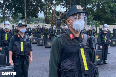 Hơn 400 cảnh sát Tây Nguyên lên đường hỗ trợ miền Nam chống dịch