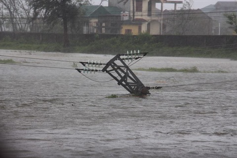 Sau bão, lũ quét và sạt lở đất đe dọa nhiều nơi