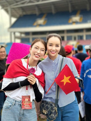 NSND Xuân Bắc đến thăm dàn nghệ sĩ hợp luyện ở Quảng trường Ba Đình - 1