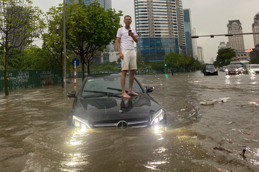 Hà Nội: Phố cổ ngập sâu, cây đổ đè taxi, ô tô "bơi" ở Keangnam