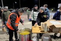 Trợ giúp người lánh nạn từ Ukraine: Những hình ảnh đẹp về người Việt ở Slovakia