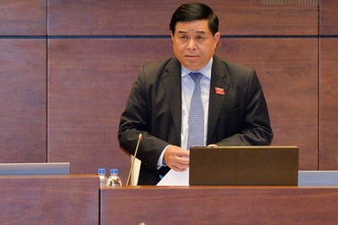 Bộ trưởng lúng túng, Chủ tịch Quốc hội “giải cứu” trả lời thay