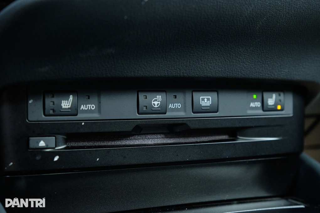 Trải nghiệm Lexus ES 250 F Sport: Lái hay hơn nhưng vẫn thiếu chút để đã - 17 Trải nghiệm Lexus ES 250 F Sport: Lái hay hơn nhưng vẫn thiếu chút để đã - 17