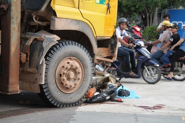 Trên đường đi khám bệnh, 2 phụ nữ bị xe cẩu cán trọng thương