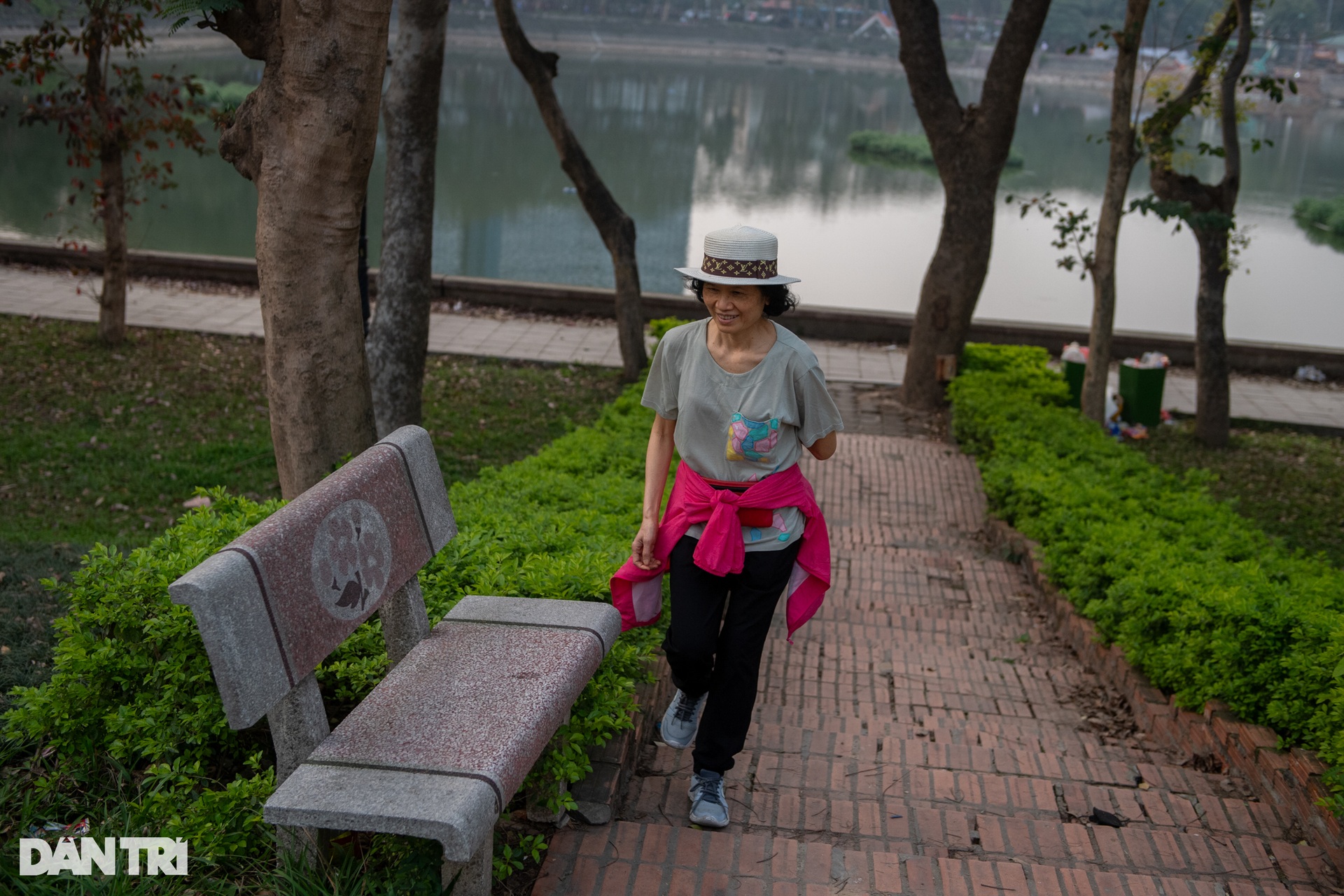 Người dân xé rào chắn, trèo tường vào công viên đang cải tạo ở Hà Nội - 11 Người dân xé rào chắn, trèo tường vào công viên đang cải tạo ở Hà Nội - 11