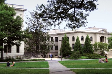 Sinh viên Mỹ "nín thở" sau loạt động thái về giáo dục của Tổng thống Trump