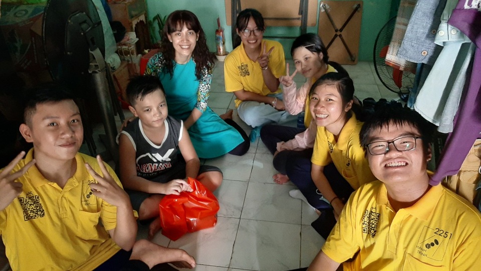 Thầy trò “lăn xả” làm thiện nguyện ngày cuối năm - 2 Thầy trò “lăn xả” làm thiện nguyện ngày cuối năm - 2