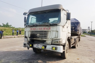 Thanh tra phải "trông" xe tải vì tài xế bỏ phương tiện khi bị dừng kiểm tra