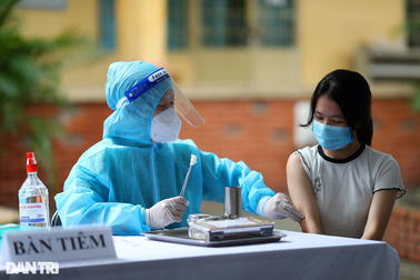 Tăng cường tiêm vaccine cho giáo viên, học sinh trước năm học mới