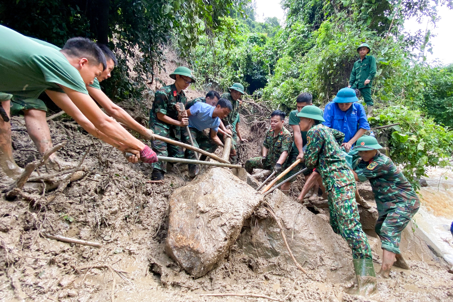 Những người lính đi trước, về sau nơi tâm lũ quét - 9 Những người lính đi trước, về sau nơi tâm lũ quét - 9