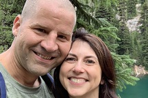 Vợ cũ ông chủ Amazon tái hôn với một giáo viên