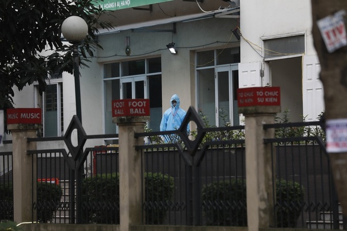 Hà Nội: Hàng trăm người dân về khu cách ly tập trung trong đêm - Ảnh 2. Hà Nội: Hàng trăm người dân về khu cách ly tập trung trong đêm - Ảnh 2.