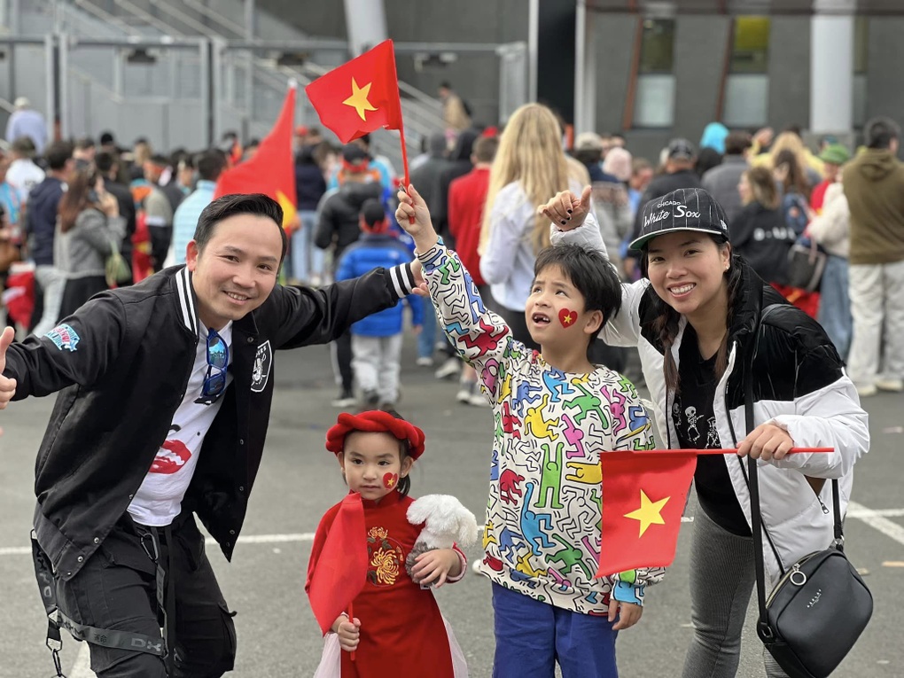 Khoảnh khắc xúc động mặc áo dài, cầm cờ tổ quốc cổ vũ Việt Nam dự World Cup - 4 Khoảnh khắc xúc động mặc áo dài, cầm cờ tổ quốc cổ vũ Việt Nam dự World Cup - 4
