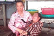 Đang rửa chén, người phụ nữ lớn tuổi bị kẻ lạ mặt đánh tới tấp