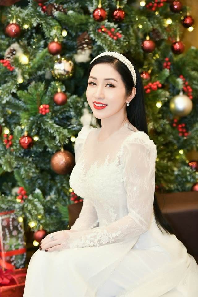 វិចិត្រករ ភឿង ង៉ា ចូលប្រលង សៅម៉ៃ ឈ្នះរង្វាន់ ២ លានដុង លង់ស្នេហ៍តាំងពីថ្នាក់ទី ១១ - ២ NSƯT Phương Nga đi thi Sao Mai với 2 triệu đồng, say nắng từ năm lớp 11 - 2