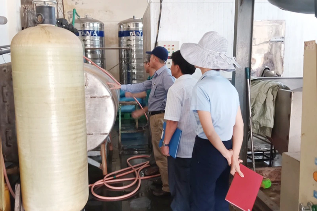 Vụ đỉa ngoe nguẩy trong bình nước: Không thu hồi được 591 bình cùng lô - 1 Vụ đỉa ngoe nguẩy trong bình nước: Không thu hồi được 591 bình cùng lô - 1