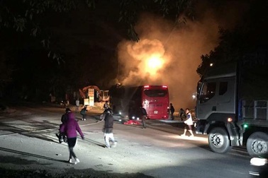 Xe khách tự cháy khi đang chạy trên đường