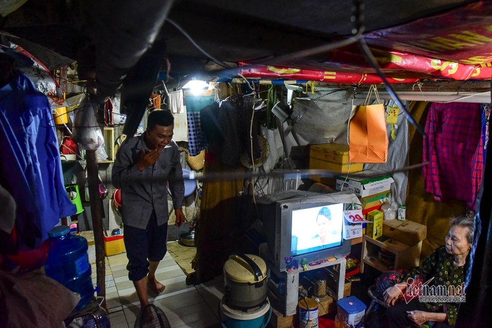 Chàng trai nghèo chở mẹ đi nhặt phế liệu khắp Sài Gòn - 4 Chàng trai nghèo chở mẹ đi nhặt phế liệu khắp Sài Gòn - 4