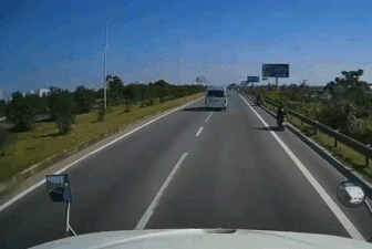 Thiếu tập trung quan sát, người đi xe máy tự ngã lao vào đầu xe container