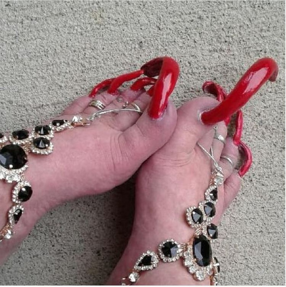 Kiếm bộn tiền nhờ nuôi móng chân siêu dài - 1 Kiếm bộn tiền nhờ nuôi móng chân siêu dài - 1