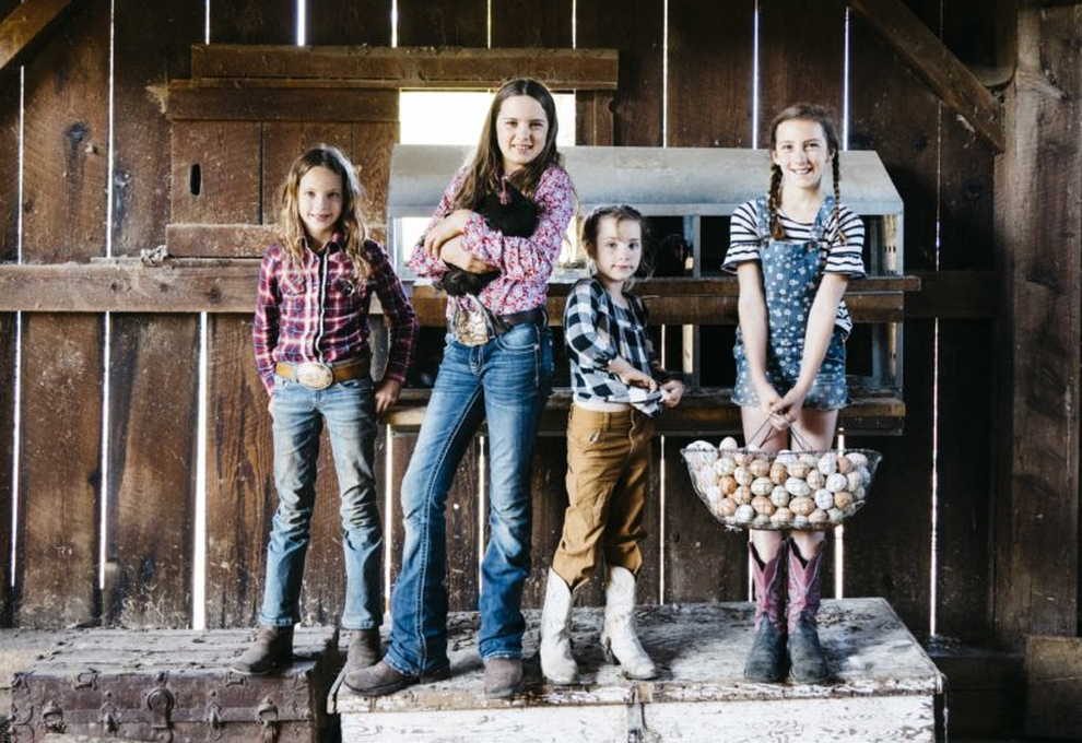 Gia đình doanh nhân thành đạt về quê, lên mạng học làm nông dân - 11