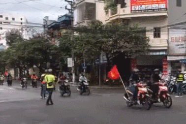 Triệu tập đoàn phượt thủ chặn ngã tư giành đường như... xe ưu tiên