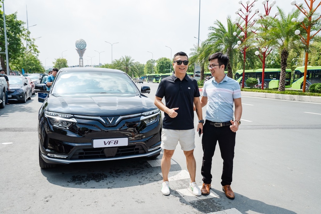 Hàng nghìn khách xếp hàng để lái thử VF 8, nhiều người tranh thủ chốt cọc sớm - 8 Hàng nghìn khách xếp hàng để lái thử VF 8, nhiều người tranh thủ chốt cọc sớm - 8