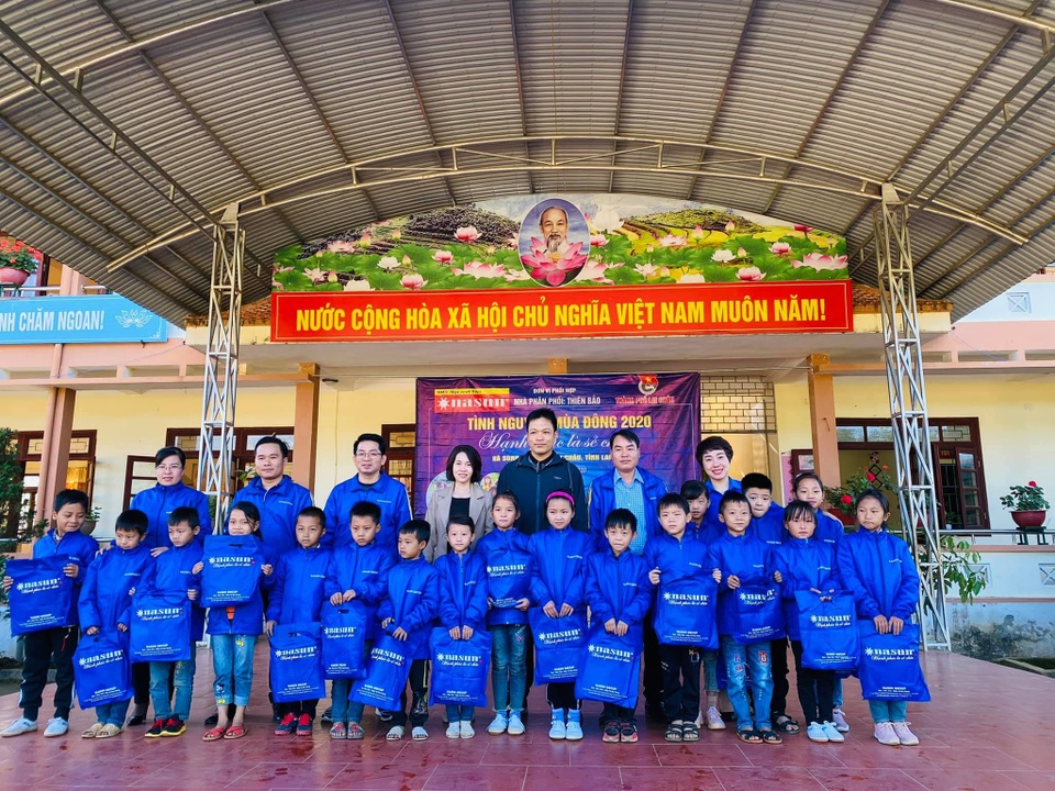 Sơn Nasun trao tặng 3.500 áo ấm cho học sinh miền Tây Bắc - 1 Sơn Nasun trao tặng 3.500 áo ấm cho học sinh miền Tây Bắc - 1