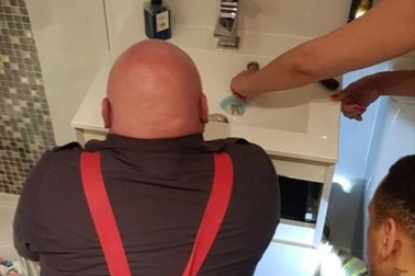 Xấu hổ vì phải gọi lính cứu hỏa giải cứu ngón tay mắc kẹt 20 phút trong bồn rửa mặt