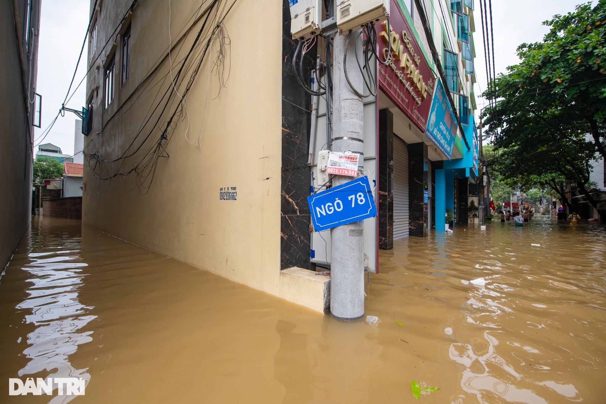 View - Hà Nội: Làng gốm Bát Tràng chìm trong biển nước | Báo Dân trí