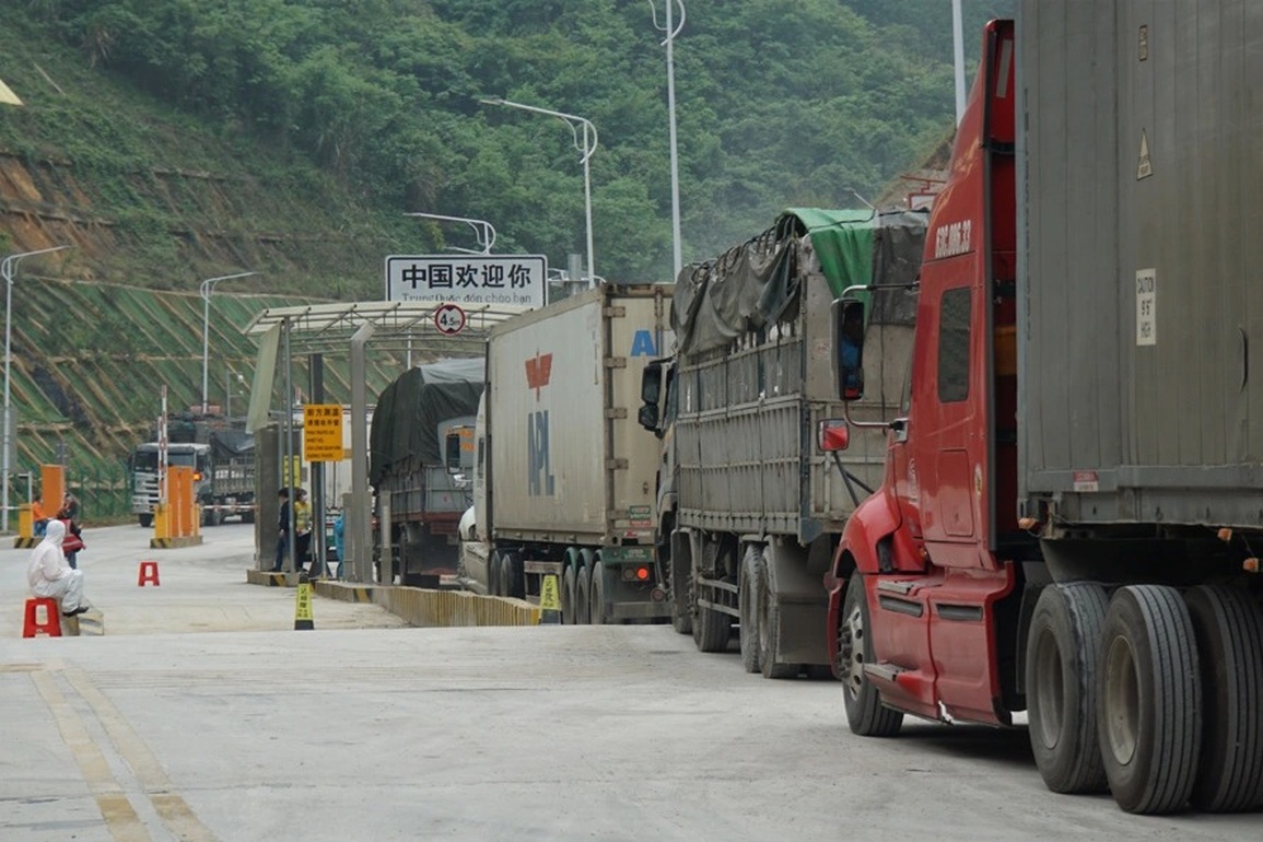 300 triệu bôi trơn mỗi container xuất khẩu: Bắt cán bộ hải quan, công an - 1 300 triệu bôi trơn mỗi container xuất khẩu: Bắt cán bộ hải quan, công an - 1
