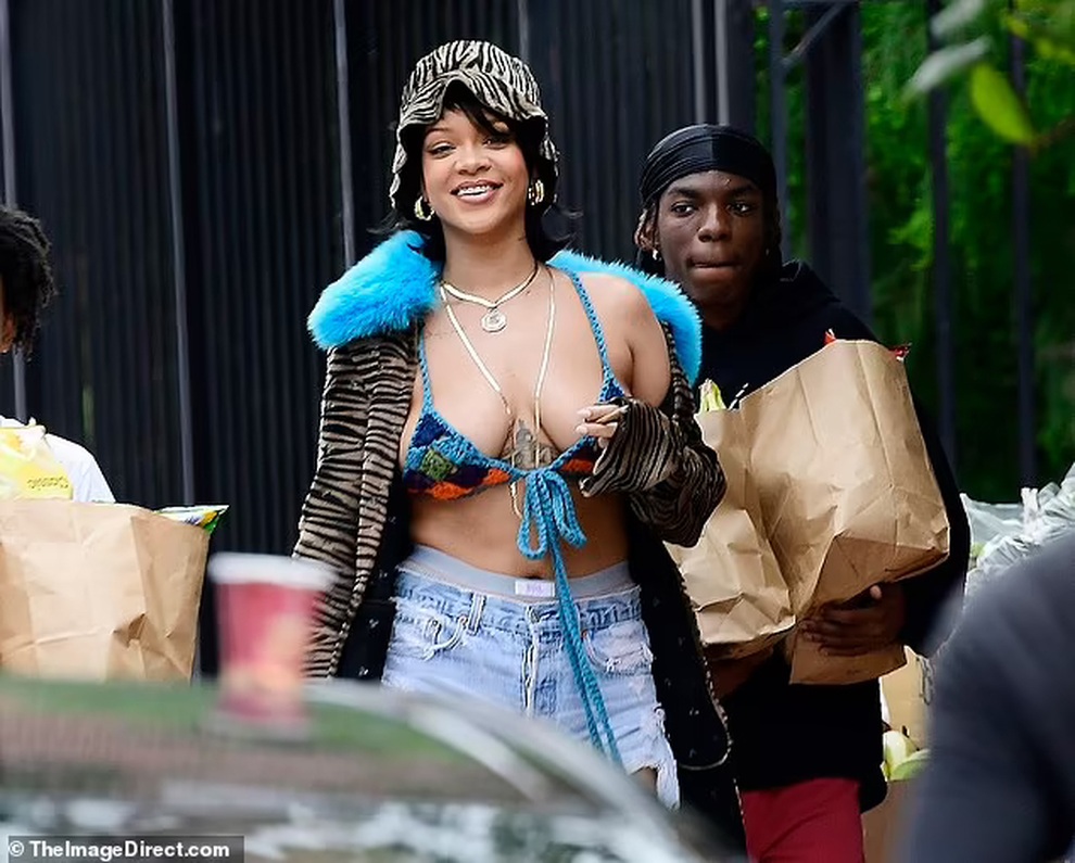 Rihanna mặc gợi cảm, tình tứ ôm bạn trai khi quay MV mới - 7 Rihanna mặc gợi cảm, tình tứ ôm bạn trai khi quay MV mới - 7