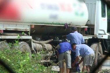 Lật tẩy "trò ảo thuật" rút ruột xăng dầu của xe bồn