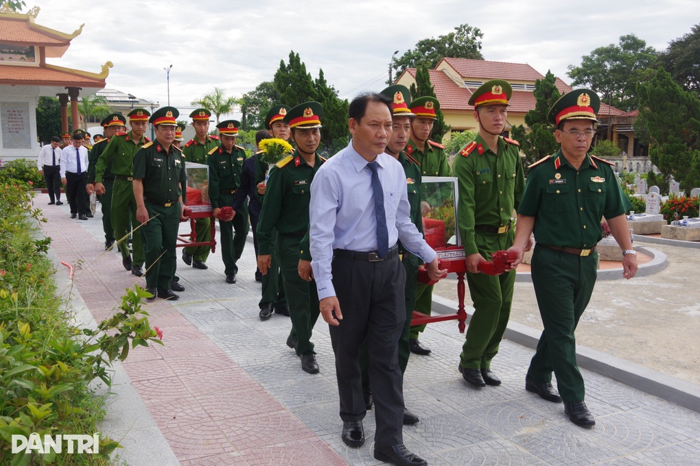 6 hài cốt liệt sỹ tìm được bên bờ sông từ tin báo của người dân - 1 6 hài cốt liệt sỹ tìm được bên bờ sông từ tin báo của người dân - 1