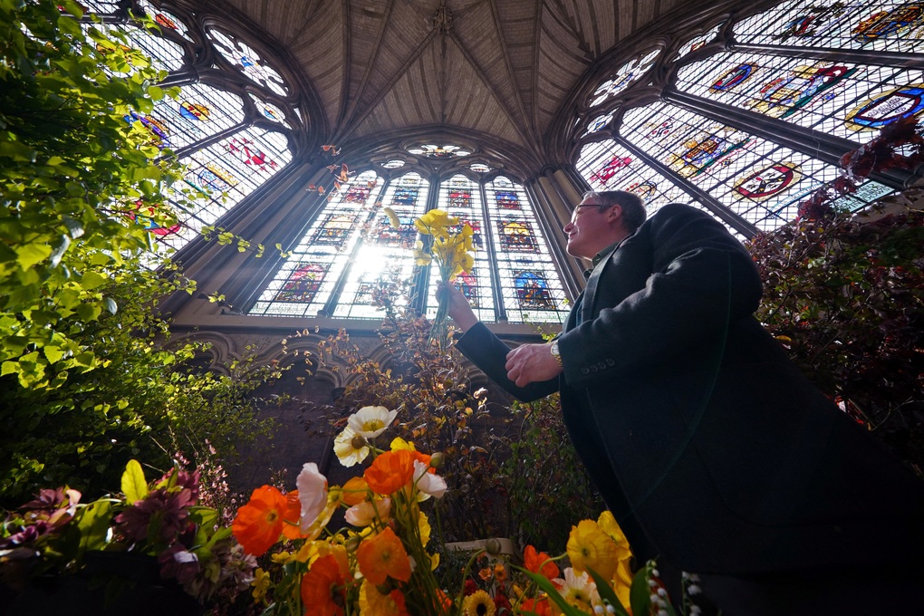 2023-05-04T215216Z_2003006_RC2NR0ANZT89_RTRMADP_3_BRITAIN-ROYALS-CORONATION-FLOWERS.JPG le dang quang_Reuters