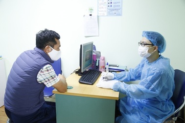 Bệnh nhân ung thư được tặng khẩu trang y tế chống dịch Covid-19