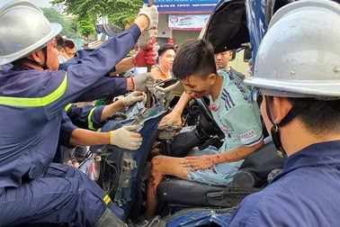 Hà Nội: Giải cứu tài xế xe tải mắc kẹt sau tai nạn giao thông