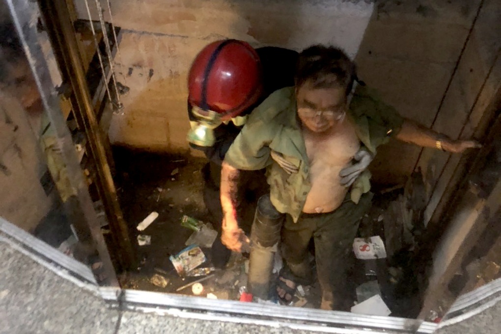 Cảnh sát cứu người đàn ông kẹt tay trong thang máy ở TPHCM - 1 Cảnh sát cứu người đàn ông kẹt tay trong thang máy ở TPHCM - 1