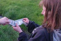 Nam tài xế ném 200.000 USD ra ngoài cửa sổ, mọi người đổ xô nhặt