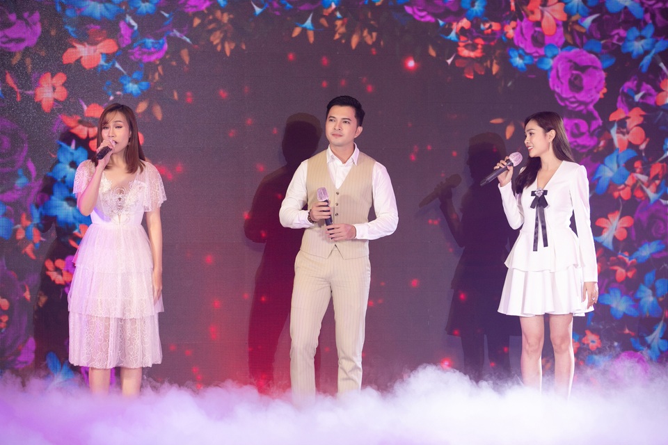 Hoàng Nhật Nam, Trần Tiểu Vy quyên góp được gần 6 tỷ đồng ủng hộ tâm dịch - 3 Hoàng Nhật Nam, Trần Tiểu Vy quyên góp được gần 6 tỷ đồng ủng hộ tâm dịch - 3
