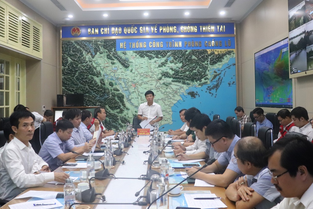 Bão Noru duy trì cường độ mạnh khi tiến gần đất liền Việt Nam - 1 Bão Noru duy trì cường độ mạnh khi tiến gần đất liền Việt Nam - 1