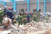 Vụ sập tường khiến 6 người chết: Dừng thi công công trình