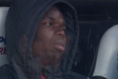 Pogba ngồi thất thần trên băng ghế dự bị sau khi bị thay sớm